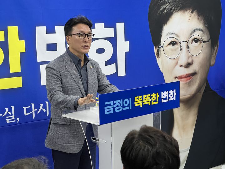 [부산=뉴시스] 원동화 기자 = 더불어민주당 김민석 수석 최고위원이 22일 부산 금정구청장 김경지 예비후보 선거사무소 개소식에 참석해 발언을 하고 있다. 2024.09.22. dhwon@newsis.com *재판매 및 DB 금지