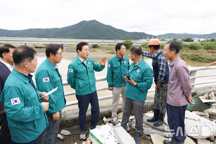 [김해=뉴시스] 박완수(가운데) 경남도지사가 22일 김해시 이동지구 도로 침수 피해 현장을 찾아 진행 중인 이동지구 자연재해위험개선지구 정비사업 추진 상황을 점검하고 있다.(사진=경남도 제공) 2024.09.22. photo@newsis.com