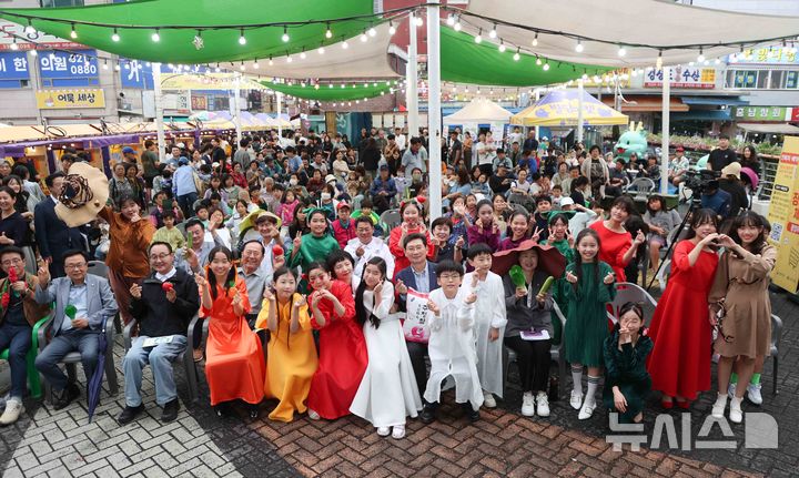 [용인=뉴시스] 21일 처인구 김량장동 용인중앙시장에서 열린 상설야시장 '별당마켓'. (사진=용인시 제공) 2024.09.22. photo@newsis.com