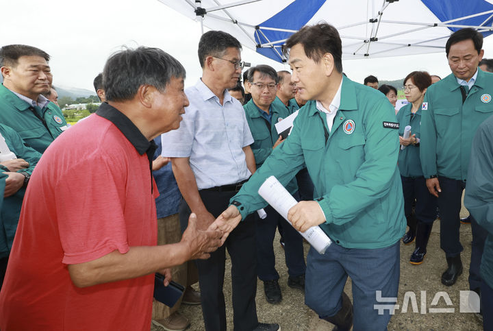 [전북=뉴시스] 김관영 전북특별자치도지사가 22일 올해 이례적인 폭염이 계속돼 벼멸구로 인해 피해를 입은 임실과 순창을 현장 방문, 농업인들을 위로하고 관련 기관에게 신속한 후속조치를 당부하고 있다. (사진=전북자치도 제공) 2024.09.22. photo@newsis.com *재판매 및 DB 금지