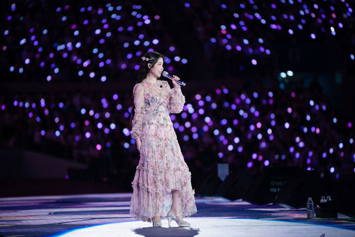 [서울=뉴시스] 아이유(IU)가 22일 오후 서울월드컵경기장에서 '2024 아이유 HEREH 월드투어 콘서트 앙코르 : 더 위닝' 마지막 회차에서 노래하고 있다. 이날은 그녀의 100번째 콘서트이기도 했다. (사진 = 이담 엔터테인먼트 제공) 2024.09.22. photo@newsis.com *재판매 및 DB 금지