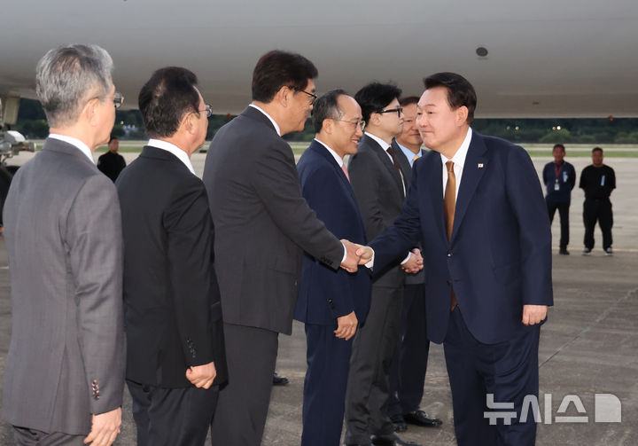 [성남=뉴시스] 조수정 기자 = 윤석열 대통령이 22일 체코 공식 방문 일정을 마치고 귀국, 공군 1호기에서 내려 환영 나온 정진석 비서실장과 악수하고 있다. 2024.09.22. chocrystal@newsis.com