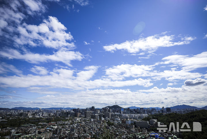 [서울=뉴시스] 정병혁 기자 = 낮과 밤의 길이가 같아지는 절기 추분인 22일 서울 종로구 무무대전망대에서 바라본 도심 위로 파란하늘이 펼쳐져 있다. 2024.09.22. jhope@newsis.com