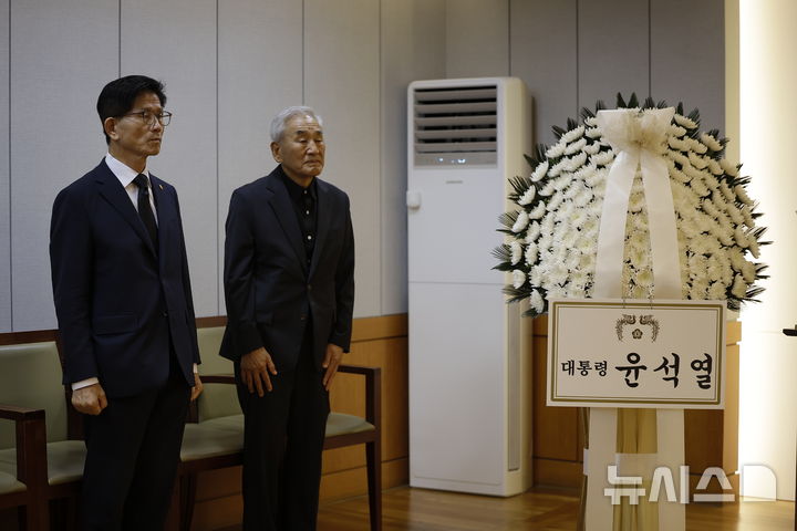 [서울=뉴시스] 정병혁 기자 = 김문수 고용노동부 장관과 이재오 전 의원이 22일 서울 종로구 서울대학교병원 장례식장에 마련된 고 장기표 신문명정책연구원 원장 빈소를 지키고있다. 2024.09.22. jhope@newsis.com