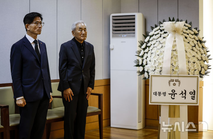 [서울=뉴시스] 정병혁 기자 = 22일 서울 종로구 서울대학교병원 장례식장에 마련된 고 장기표 신문명정책연구원 원장 빈소에서 김문수 고용노동부 장관과 이재오 전 의원이 자리를 지키고 있다. 2024.09.22. jhope@newsis.com