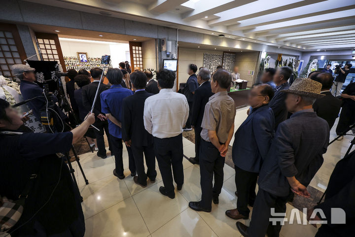 [서울=뉴시스] 정병혁 기자 = 22일 서울 종로구 서울대학교병원 장례식장에 마련된 고 장기표 신문명정책연구원 원장 빈소에 조문객들이 조문을 위해 줄 서 있다. 2024.09.22. jhope@newsis.com