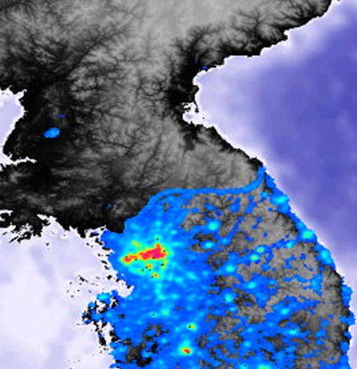 [청주=뉴시스] 연종영 기자 = 미 항공우주국(NASA)으로부터 받아 충북 청주의 고려대기환경연구소가 24년 전인 2000년 5월 공개한 한반도 야경. 남한과 북한의 조도가 극명하게 비교된다. (사진=고려대기환경연구소 제공) 2024.09.23. jyy@newsis.com *재판매 및 DB 금지