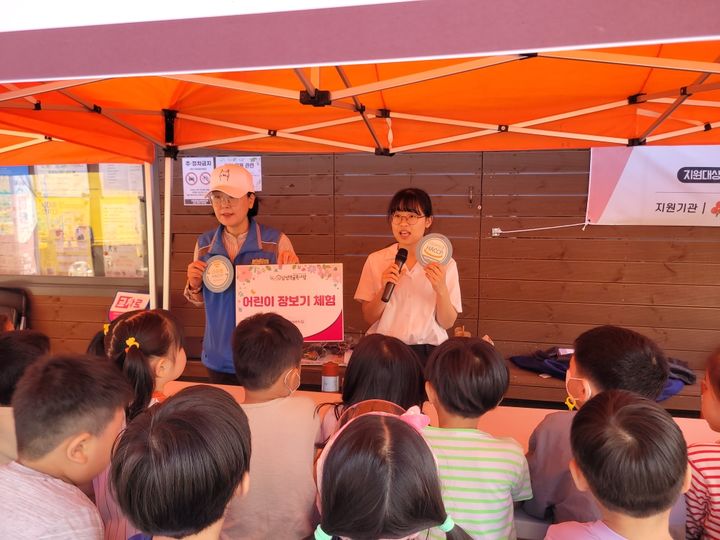 [서울=뉴시스] 23일 한국식품안전관리인증원(해썹인증원)은 서울 남성역 골목시장에서 어린이 100여 명을 대상으로 장보기 체험활동을 실시했다고 밝혔다. (사진=해썹인증원 제공) 2024.09.23. photo@newsis.com *재판매 및 DB 금지