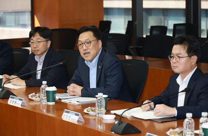 [서울=뉴시스] 김병환 금융위원장이 23일 오후 서울 중구 한국금융연구원에서 개최한 '경제·금융연구기관장 간담회'에서 경제·금융연구기관장들과 부채 의존 구조를 자본 중심으로 전환하기 위한 정책 과제를 비롯해 향후 추진할 다양한 금융정책 과제 등에 대해 논의했다. (사진=금융위원회) photo@newsis.com *재판매 및 DB 금지