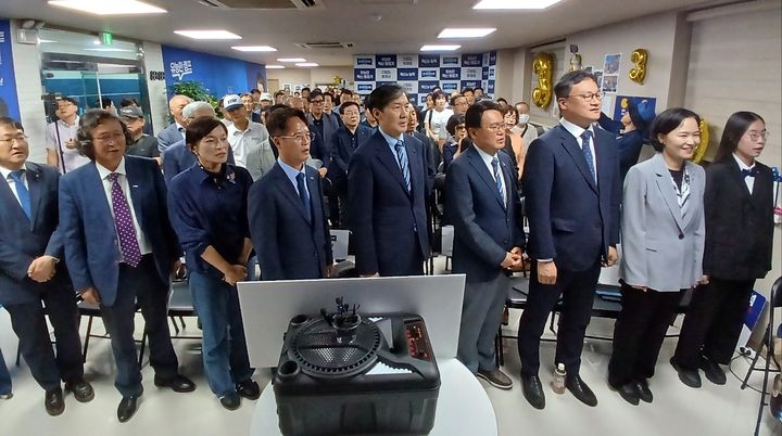 [부산=뉴시스] 원동화 기자 = 조국 조국혁신당 대표가 23일 부산 금정구에 위치한 류제성 금정구청장 예비후보 선거사무소에서 '필승캠프 선거대책위원회 출범식'에 참석했다. (사진=조국혁신당 제공) 2024.09.23. photo@newsis.com *재판매 및 DB 금지