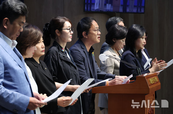 [서울=뉴시스] 고승민 기자 = 더불어민주당 박주민 의원(의료대란대책특위 위원장)과 강선우 위원 등이 23일 서울 여의도 국회 소통관에서 윤석열 대통령과 한동훈 국민의힘 대표가 만찬 자리에서 의료대란 해결의 실마리를 만들 것을 촉구하는 기자회견을 하고 있다. 2024.09.23. kkssmm99@newsis.com