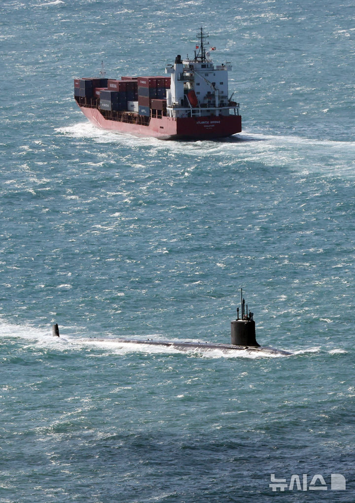 [부산=뉴시스] 하경민 기자 = 미국 해군 버지니아급 핵추진 잠수함 '버몬트함'(SSN-792·7800t급)이 23일 오전 부산 남구 해군작전사령부 부산작전기지에 입항하고 있다. 국내 첫 입항한 버몬트함은 길이 115m, 폭 10.4m이며, 승조원은 130여명 규모다. 2024.09.23. yulnetphoto@newsis.com