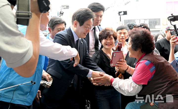 [영광=뉴시스] 김혜인 기자 = 10·16영광·곡성군수 재보궐 선거를 앞둔 23일 오전 전남 영광군터미널시장에서 이재명 더불어민주당 대표가 상인에게 인사하고 있다. 2024.09.23. hyein0342@newsis.com