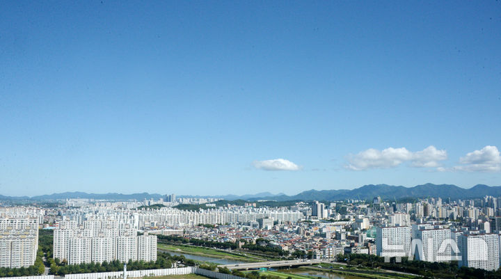 [전주=뉴시스] 김얼 기자 = 완연한 가을 날씨가 이어지고 있는 23일 전북특별자치도청 헬기장에서 바라본 전주시내가 미세먼지 없이 맑게 보이고 있다. 2024.09.23. pmkeul@newsis.com