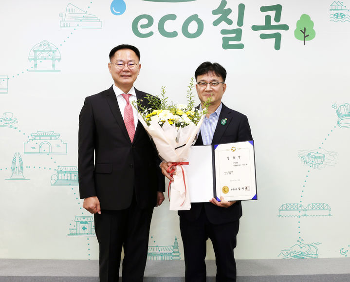 박종태(오룬쪽) 부군수가 김재욱 군수로부터 임명장을 받고 있다 (사진=칠곡군 제공) *재판매 및 DB 금지