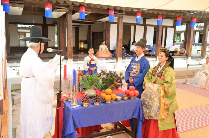 [서울=뉴시스]남산골한옥마을_2024남산골전통혼례시연_혼인잔치가을편. 2024.09.24. (사진=서울시 제공) *재판매 및 DB 금지