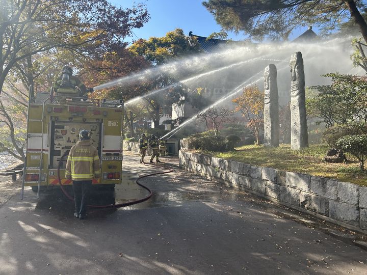 [서울=뉴시스] 2023년 11월 양산 통도사 국가유산 재난대응 안전한국훈련 현장 (사진=국가유산청 제공) 2024.09.24. photo@newsis.com *재판매 및 DB 금지