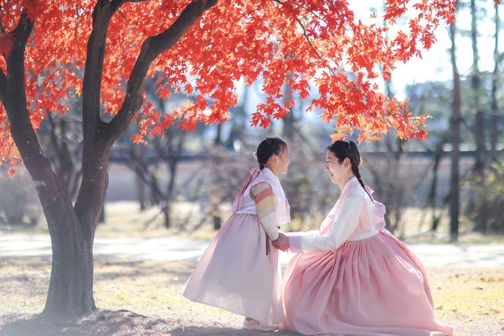 [서울=뉴시스] 최우수상 '가을 단풍의 끝자락에서 마주한 모녀' (사진=국가유산청 제공) 2024.09.24. photo@newsiscom *재판매 및 DB 금지