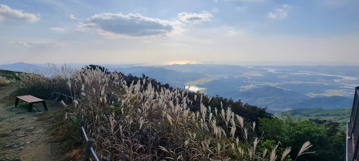 [대전=뉴시스] 오서산에서 바라본 서해바다.(사진=국립자연휴양림관리소 제공) *재판매 및 DB 금지