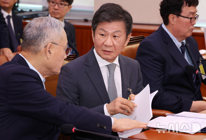 [서울=뉴시스] 조성우 기자 = 유인촌(왼쪽) 문화체육관광부 장관이 24일 오전 서울 여의도 국회에서 열린 문화체육관광위원회의 대한축구협회 등에 대한 현안질의에서 정몽규 대한축구협회장과 대화하고 있다. 2024.09.24. xconfind@newsis.com