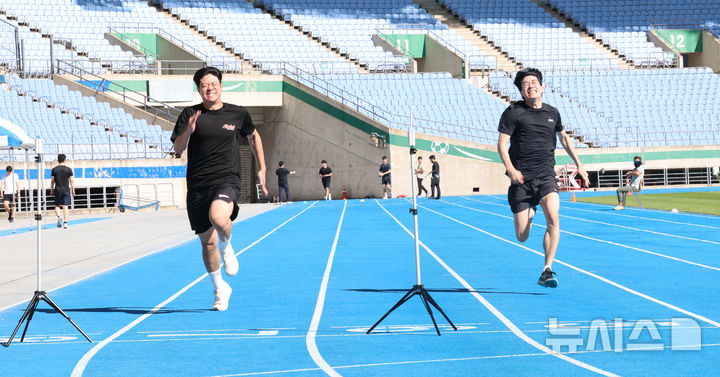 [인천=뉴시스] 전진환 기자 = 24일 오전 인천 미추홀구 문학주경기장에서 진행된 2024년 제2차 경찰공무원 시험 체력검정에서 응시생들이 100m 달리기를 하고 있다. 2024.09.24. amin2@newsis.com