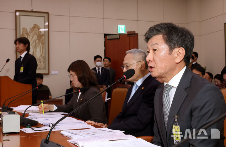 [서울=뉴시스] 고승민 기자 = 정몽규 대한축구협회장이 지난달 24일 서울 여의도 국회에서 열린 문화체육관광위원회의 대한축구협회 등에 대한 현안질의에서 의원 질의에 답하고 있다. 2024.09.24. kkssmm99@newsis.com