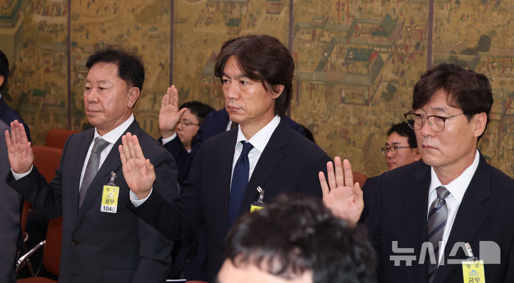 [서울=뉴시스] 고승민 기자 = 홍명보(가운데) 국가대표팀 감독이 지난달 24일 서울 여의도 국회에서 열린 문화체육관광위원회의 대한축구협회 등에 대한 현안질의에서 증인 선서를 하고 있다.  왼쪽은 정해성 전 국가대표전력강화위원장, 오른쪽은 이임생 대한축구협회 기술총괄이사. 2024.09.24. kkssmm99@newsis.com