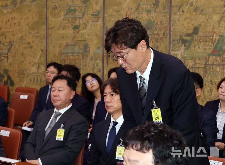 [서울=뉴시스] 고승민 기자 = 이임생 대한축구협회 기술총괄이사가 지난달 24일 서울 여의도 국회에서 열린 문화체육관광위원회의 대한축구협회 등에 대한 현안질의에서 인사를 하고 있다. 2024.09.24. kkssmm99@newsis.com