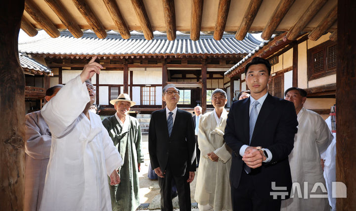 [안동=뉴시스] 이무열 기자 = 이명박 전 대통령이 24일 오전 경북 안동시 하회마을을 방문해 충효당을 둘러보고 있다. 2024.09.24. lmy@newsis.com