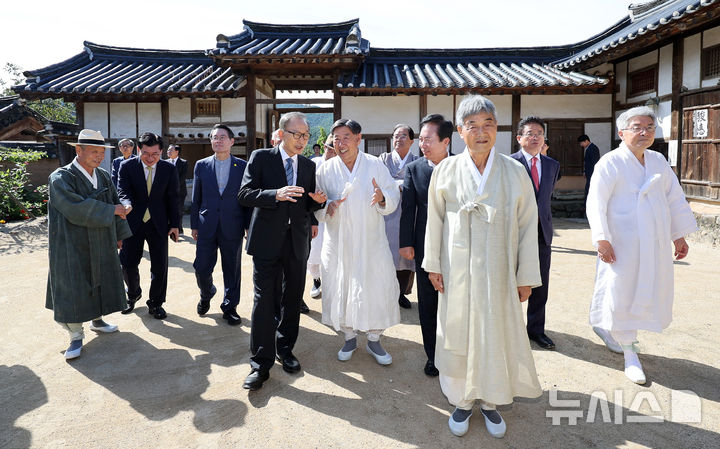 [안동=뉴시스] 이무열 기자 = 이명박 전 대통령이 24일 오전 경북 안동시 하회마을 양진당을 방문해 하회마을 문중 어르신들과 대화하고 있다. 2024.09.24. lmy@newsis.com