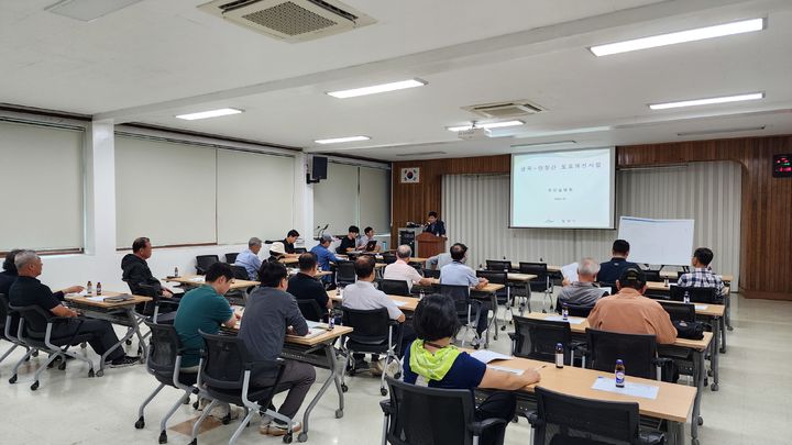 [밀양=뉴시스] 안지율 기자 = 금곡~단장 간 도로 개선사업 주민설명회를 하고 있다. (사진=밀양시 제공) 2024.09.25. photo@newsis.com *재판매 및 DB 금지