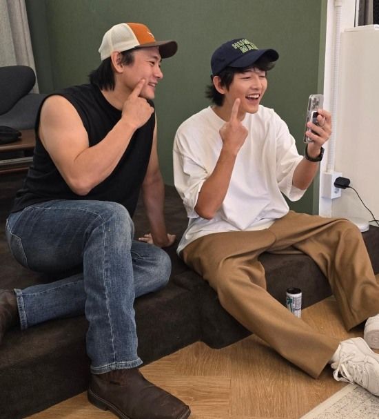 [서울=뉴시스] 유태오(왼쪽), 송중기. (사진=니키리 인스타그램 캡처) 2024.09.25. photo@newsis.com  *재판매 및 DB 금지