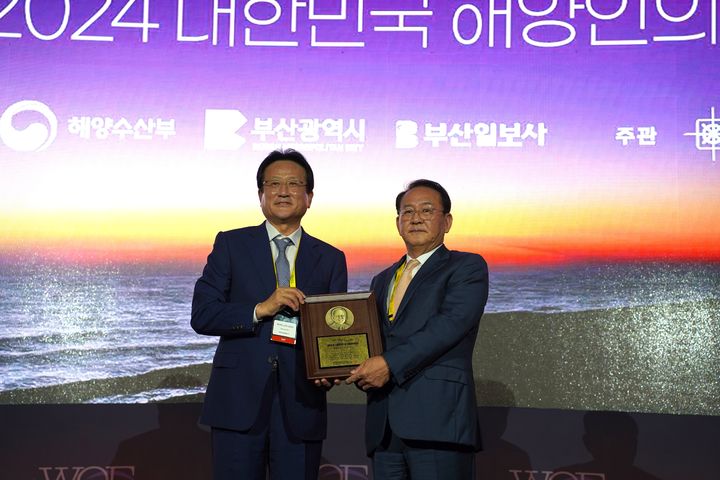 [부산=뉴시스] 24일 부산롯데호텔에서 열린 대한민국 해양인의 밤 행사에서 김현겸(오른쪽) 팬스타그룹 회장이 '제15회 대한민국 해양대상'을 수상하고 있다. (사진=팬스타그룹 제공) *재판매 및 DB 금지