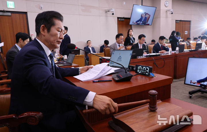 [서울=뉴시스] 조성우 기자 = 25일 오전 서울 여의도 국회에서 열린 법제사법위원회 전체회의에서 정청래 위원장이 2024년도 국정감사 보고 및 서류제출요구의 건을 의결하며 의사봉을 두드리고 있다. 2024.09.25. xconfind@newsis.com