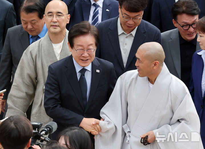 [부산=뉴시스] 하경민 기자 = 이재명 더불어민주당 대표가 25일 부산 금정구 범어사를 방문, 주지 정오 스님과 인사하고 있다. 2024.09.25. yulnetphoto@newsis.com