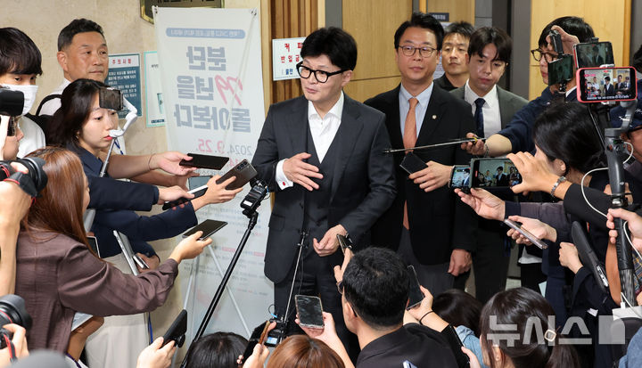 [서울=뉴시스] 조성우 기자 = 한동훈 국민의힘 대표가 25일 오후 서울 여의도 국회 의원회관에서 열린 북한 그리고 통일 포럼 제2차 세미나를 마치고 나와 취재진 질문에 답하고 있다. 2024.09.25. xconfind@newsis.com