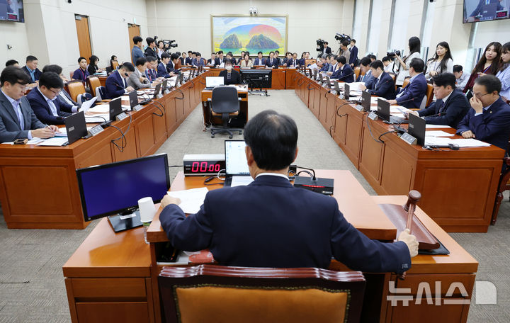 [서울=뉴시스] 조성우 기자 = 25일 오후 서울 여의도 국회에서 열린 정무위원회 전체회의에서 윤한홍 위원장이 안건을 상정하며 의사봉을 두드리고 있다. 2024.09.25. xconfind@newsis.com