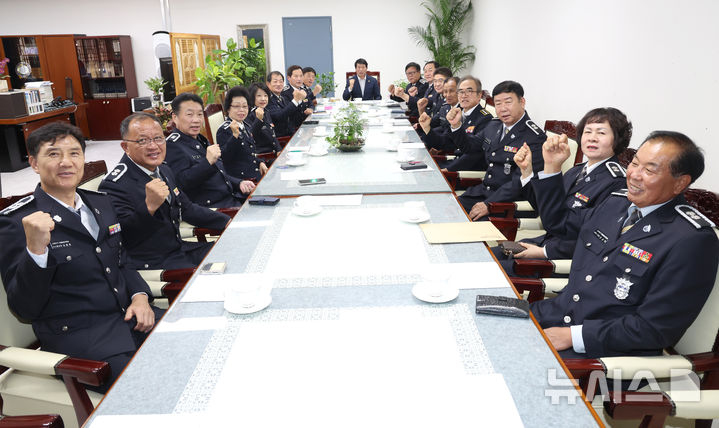 [전주=뉴시스]윤난슬 기자 = 전북 전주시의회는 전주시자율방범대연합회와 전날 시의회에서 각종 범죄 활동 협력 방안 모색을 위한 간담회를 진행했다고 26일 밝혔다.(사진=전주시의회 제공)