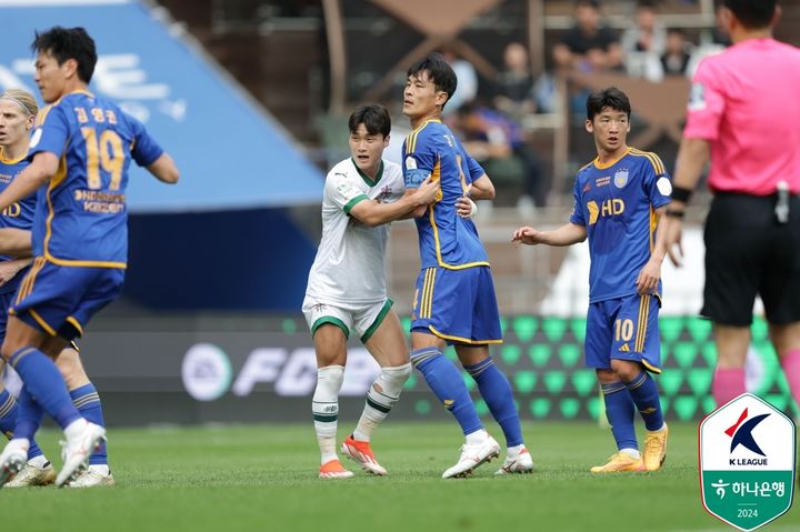 [서울=뉴시스] 프로축구 K리그1 대전하나시티즌의 강윤성(왼쪽), 울산 HD의 김기희. (사진=한국프로축구연맹 제공) *재판매 및 DB 금지