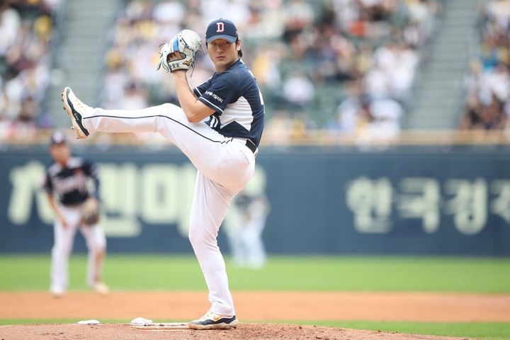 [서울=뉴시스] 프로야구 두산 베어스의 곽빈이 지난 21일 잠실구장에서 열린 2024 신한쏠 KBO리그 LG 트윈스와의 경기에서 투구를 펼치고 있다. (사진=두산 베어스 제공) 2024.09.21. *재판매 및 DB 금지