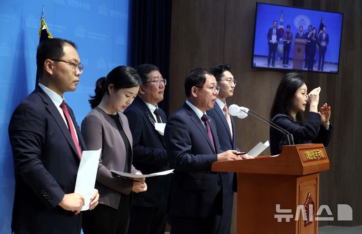 [서울=뉴시스] 조성봉 기자 = 이상휘 국민의힘 미디어특위 위원장이 26일 오전 서울 여의도 국회 소통관에서 열린 ‘방심위 민원인 불법사찰 피해자 법률대리인 기자회견’에서 발언을 하고 있다. 2024.09.26. suncho21@newsis.com