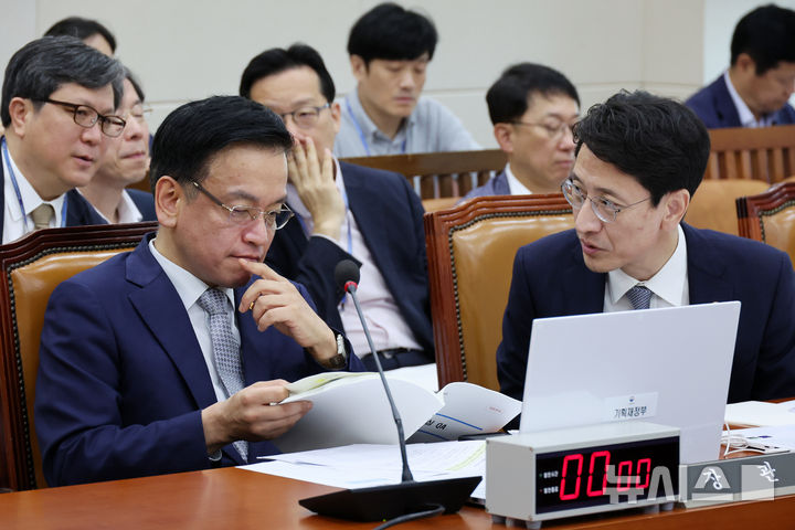 [서울=뉴시스] 조성우 기자 = 최상목 경제부총리 겸 기획재정부 장관이 26일 오전 서울 여의도 국회에서 열린 기획재정위원회 전체회의에서 김윤상 차관과 대화하며 자료를 보고 있다. 2024.09.26. xconfind@newsis.com