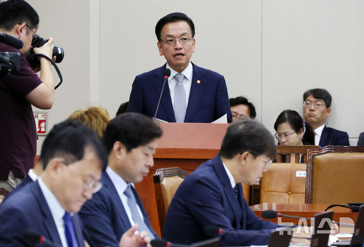 [서울=뉴시스] 조성우 기자 = 최상목 경제부총리 겸 기획재정부 장관이 26일 오전 서울 여의도 국회에서 열린 기획재정위원회 전체회의에서 세수 재추계 등에 대한 현안 보고를 하고 있다. 2024.09.26. xconfind@newsis.com