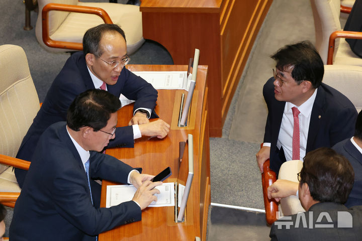 [서울=뉴시스] 조성우 기자 = 추경호(왼쪽 위) 국민의힘 원내대표가 26일 오후 서울 여의도 국회에서 열린 제418회국회(정기회) 제9차 본회의에서 김상훈(왼쪽 아래) 정책위의장, 배준영 원내수석부대표와 대화하고 있다. 2024.09.26. xconfind@newsis.com