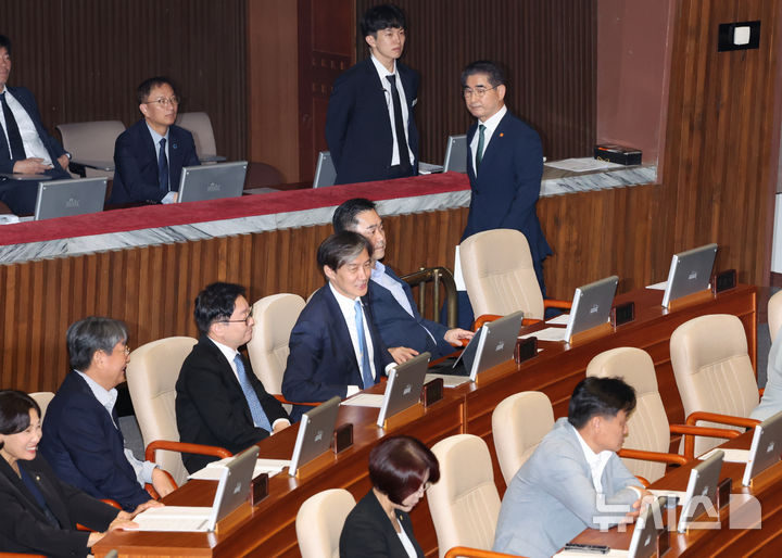 [서울=뉴시스] 고승민 기자 = 김용현 국방부 장관이 26일 서울 여의도 국회에서 열린 제418회국회(정기회) 제9차 본회의에서 신임 국무위원 인사를 마친 뒤 야당 의원들을 향해 인사하지 않고 퇴장하다 야당 의원들의 야유를 받고 있다.2024.09.26. kkssmm99@newsis.com