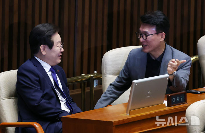 [서울=뉴시스] 조성우 기자 = 이재명(왼쪽) 더불어민주당 대표가 26일 오후 서울 여의도 국회에서 열린 제418회국회(정기회) 제9차 본회의에서 김민석 최고위원과 대화하고 있다. 2024.09.26. xconfind@newsis.com