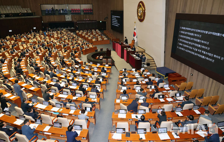 [서울=뉴시스] 조성우 기자 = 26일 오후 서울 여의도 국회에서 열린 제418회국회(정기회) 제9차 본회의에서 방송 4법과 '전 국민 25만원 지원법'(민생회복지원금지급 특별조치법), '노란봉투법'(노동조합·노동관계조정법 개정안)에 재의의 건이 부결되고 있다. 2024.09.26. xconfind@newsis.com