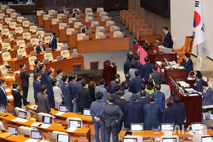 [서울=뉴시스] 조성우 기자 = 추경호 국민의힘 원내대표 등 의원들이 26일 오후 서울 여의도 국회에서 열린 제418회국회(정기회) 제9차 본회의에서 방송 4법과 '전 국민 25만원 지원법'(민생회복지원금지급 특별조치법), '노란봉투법'(노동조합·노동관계조정법 개정안)에 재의의 건이 부결된 것에 대해 더불어민주당 의원들이 나가자 우원식 의장이 잠시 대기하는 것에 대한 항의를 하고 있다. 2024.09.26. xconfind@newsis.com