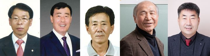 [예천=뉴시스] 예천군민상 수상자들. 왼쪽부터 김영규 단샘마을 사회적협동조합 이사장, 김종복 호명읍 이장협의회장, 윤석규 유천면 이장협의회장, 최혁영 삼우개발·미혜산업 회장, 이상진 봉화교육지원청 교육지원과장. (사진=예천군 제공) 2024.09.27. photo@newsis.com *재판매 및 DB 금지