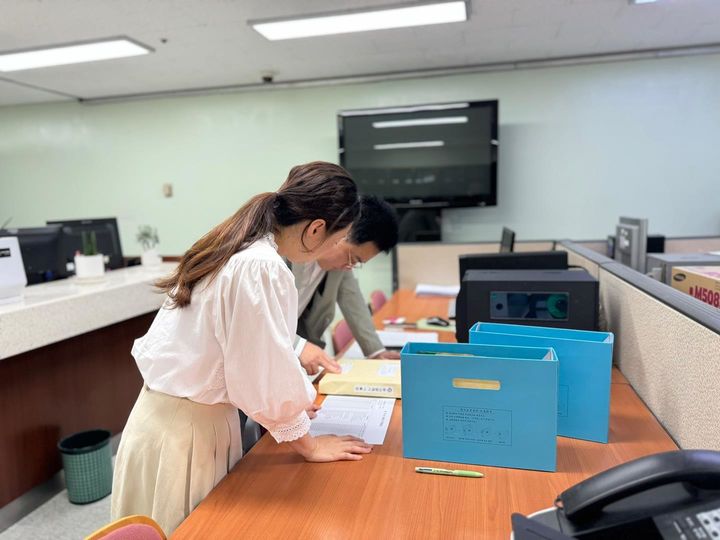 [서울=뉴시스] 아동권리보장원이 지난 26일 부산광역시 기록관에서 입양 관련 기록물을 정리 및 검수하는 모습. (사진=아동권리보장원 제공) 2024.09.27. photo@newsis.com *재판매 및 DB 금지